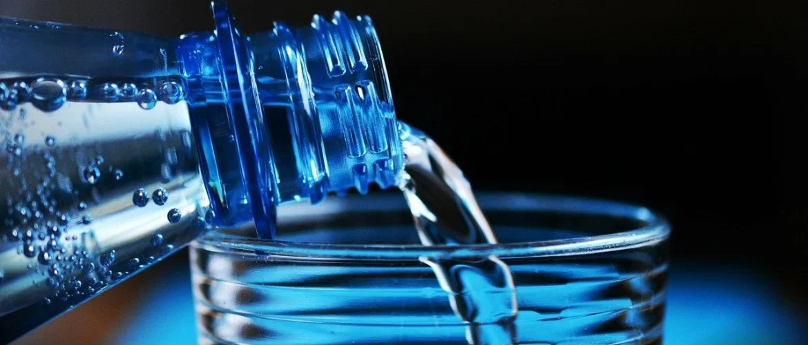 Water drinken voor het slapengaan? Het kan je nachtrust maken en breken.
