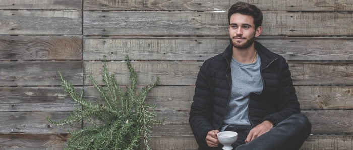 Opvliegers bij Mannen: Wat is de Oorzaak en Hoe kom je er Vanaf?